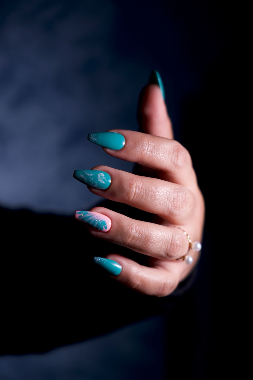 Magnetic cat eye gel nails with a shifting light line on shaped natural nails